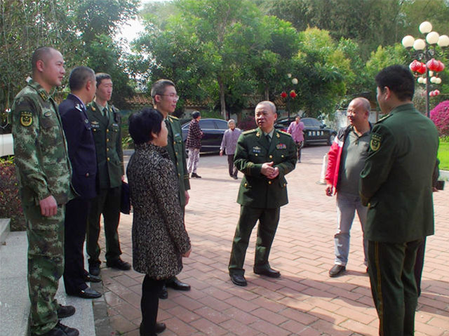 广东省消防总队副总队长杨焕龙（右三）来中心参观指导