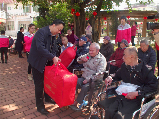 梅州市副市长温向芳来中心慰问老人送温暖